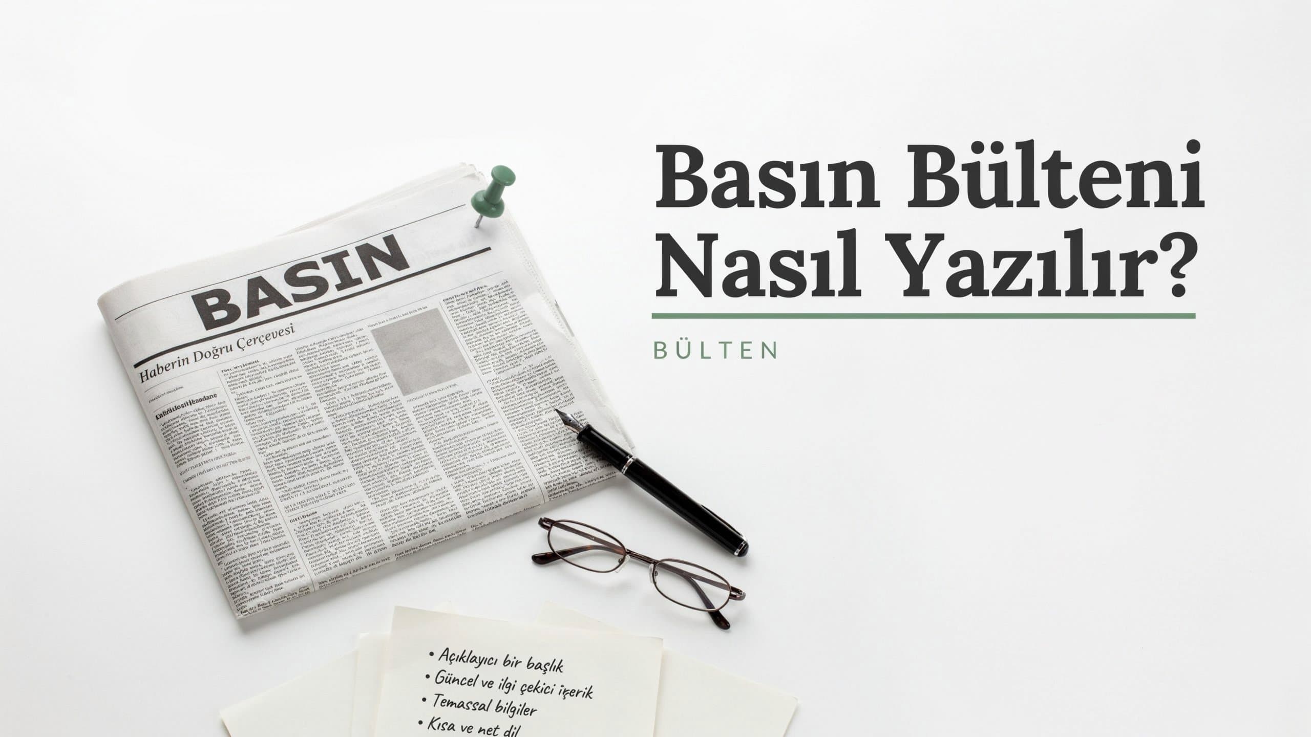 Basın bülteni dağıtımı: gazete, dizüstü bilgisayar ve verilerle dolu bir haber masası